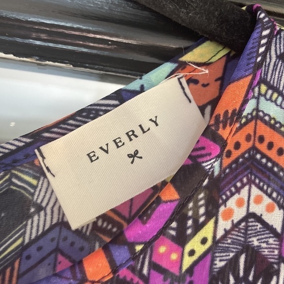 Beautiful women’s top by Everly - Picture 2 of 4